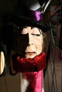 Marionnettes du personnage de Pierrot et du Magicien, pour l’adaptation de Don Quijote Le cirque, adaptation du (le retable de Maese Pedro), chapitres XXV-XXVI, par María Boldó, 2000, Barcelone, Espagne