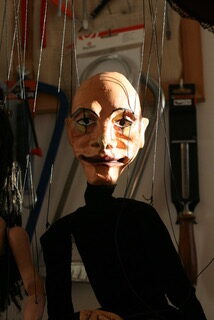 Marionnettes du personnage de Pierrot et du Magicien, pour l’adaptation de Don Quijote Le cirque, adaptation du (le retable de Maese Pedro), chapitres XXV-XXVI, par María Boldó, 2000, Barcelone, Espagne